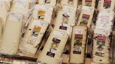 Alba, İtalya - 27 Ekim 2024: Ziyaretçiler İtalya 'daki Alba Yer Mantarı Festivali' nde, yerel aşçılık gelenekleri ve yemek severlerin ilgisini çeken gurme adaklarını vurgulayarak sanatsal peynirlerin canlı bir seçimini keşfediyorlar..