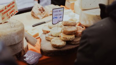 Alba, İtalya - 27 Ekim 2024: Ziyaretçiler Alba Yer Mantarı Festivali 'nde sergilenen çeşitli mantar ezmeli peynirlerin keyfini çıkarıyorlar, yerel mutfak lezzetlerini sergiliyorlar ve bölgenin dört bir yanından yiyecek meraklılarını çekiyorlar.