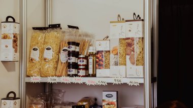 Alba, İtalya - 27 Ekim 2024: İtalya 'daki Alba Truffle Festivali' nde, ziyaretçiler raflarda sergilenen çeşitli gurme gıda ürünlerini keşfediyorlar..