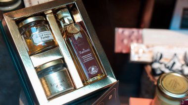 Alba, İtalya - 27 Ekim 2024: Güzelce düzenlenmiş bir hediye seti trüf yağı ve zanaatkar yayılımı, Albas 'ın ünlü mutfak mükemmelliğinin altını çiziyor. Gurme aşıklar ve eşsiz tatlar arayan yemek düşkünleri için mükemmel..