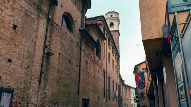 Alba, İtalya - 27 Ekim 2024: Alba, İtalya 'nın dar sokaklarında dolaşın, eski tuğla binalar ve tarihi mimariyle dolu, keşif ve keşif için mükemmel barışçıl bir atmosfer yaratın..