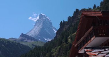 İsviçre 'deki Matterhorn Dağı' nın Yaz Manzarası