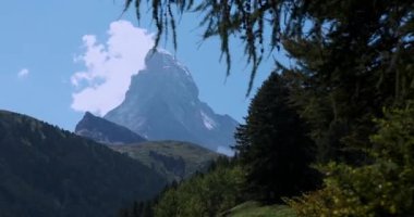 İsviçre 'deki Matterhorn Dağı' nın Yaz Manzarası