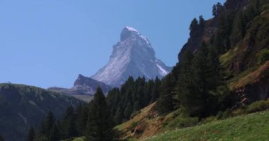 İsviçre 'deki Matterhorn Dağı' nın Yaz Manzarası