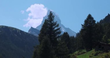 İsviçre 'deki Matterhorn Dağı' nın Yaz Manzarası
