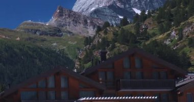 İsviçre 'deki Matterhorn Dağı' nın Yaz Manzarası