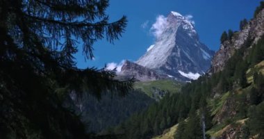 İsviçre 'deki Matterhorn Dağı' nın Yaz Manzarası
