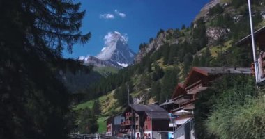 İsviçre 'deki Matterhorn Dağı' nın Yaz Manzarası