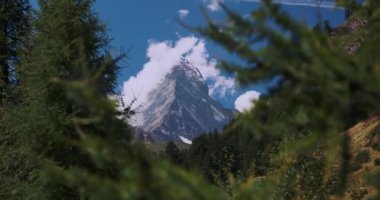 İsviçre 'deki Matterhorn Dağı' nın Yaz Manzarası