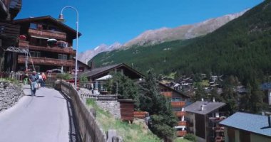 Zermatt, İsviçre - 25 Ağustos 2024: Zermatt, İsviçre 'deki Alpine Chalet Otelleri