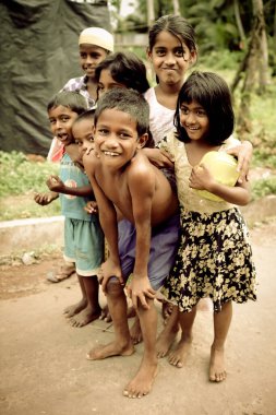 Colombo, Sri Lanka - 12 Eylül 2024: Colombo Sri Lanka 'da neşeli bir grup çocuk birlikte poz vererek neşeli ruhlarını ve dostluklarını sergilediler.