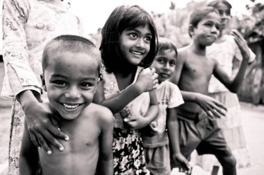 Colombo, Sri Lanka - 12 Eylül 2024: Colombo Sri Lanka 'da neşeli bir mahalle ortamında eğlenen çocuklar grubu.