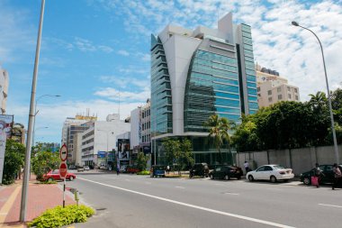 Colombo, Sri Lanka - 12 Eylül 2024: Colombo Sri Lanka 'da modern binalar açık mavi gökyüzü altında şehir yaşamını gözler önüne seriyor.