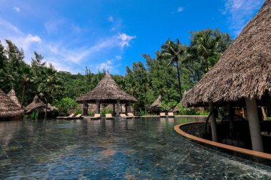 Seyşeller 'deki tropik ağaçların arasına kurulmuş sazdan kabinlerin ve çarpıcı bir havuzun bulunduğu huzurlu bir tatil köyü..