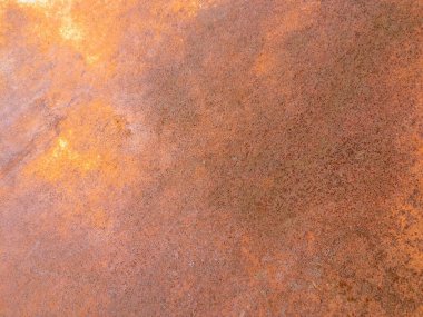 Eski bir metal plakanın paslanmış arka planı nemle paslanmış.