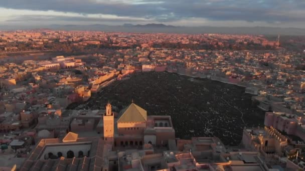 Panning Parallax Drönare Skott Marockansk Stad Vid Solnedgången Hög Kvalitet — Stockvideo