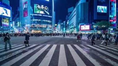 Shibuya caddeden karşıya geçiyor, Japonya Tokyo 'nun yüksek kaliteli görüntüleri.