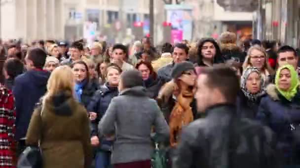 许多人在购物街上拍到高质量的镜头 — 图库视频影像