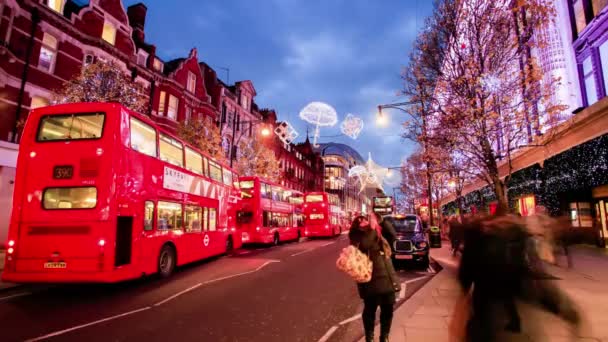 ロンドンのクリスマスストリートティメラプス 夜のリージェントストリートのタイムラプスビュー トラフィックでクリスマスと12月にロンドンで歩く人々 イギリスの映像 — ストック動画