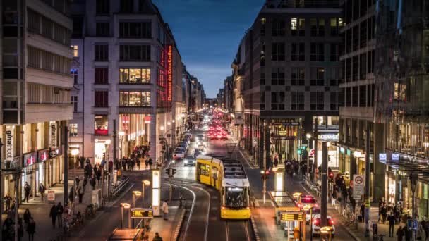 ベルリン ドイツ トラム ドイツのフリードリヒ ストリート フリードリヒ ストリート のショッピング ストリート フリードリヒ — ストック動画