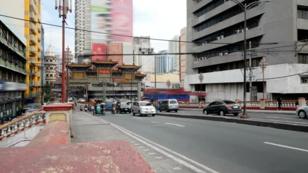 Auto Traditionele Bussen Kruisen Een Drukke Straat Manilla Stad Hoge — Stockvideo