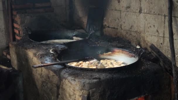 Παραδοσιακές Ξύλινες Κουζίνες Χρησιμοποιούνται Για Τηγανίσουν Τόφου Μεγάλα Woks — Αρχείο Βίντεο