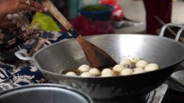 Sıcak tavada Onde adında bir kek kızartıyorum. Yanında da yağlı ve ahşap bir spatula..
