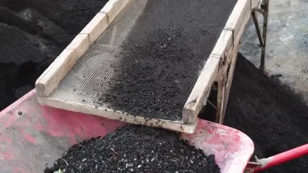 Διαδικασία Του Χειροκίνητου Φιλτραρίσματος Της Άμμου Για Την Απόκτηση Υλικού — Αρχείο Βίντεο