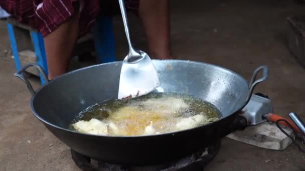 Indonesierin Kocht Kuchen Einer Pfanne Mit Heißem Speiseöl — Stockvideo