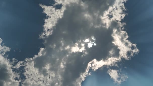 浓密的云彩开始移动 遮住了蓝色天空中强烈闪耀的太阳 — 图库视频影像