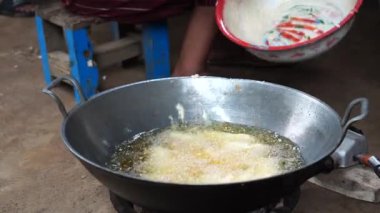 Pastayı kızgın yağ dolu bir tavada kızart.