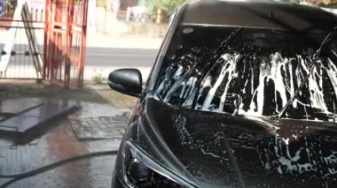 Arabayı su ve şampuanla yıka. Güçlü basınçlı su püskürt..