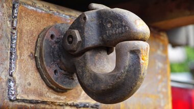 Bir kamyona paslı makaralı kanca.