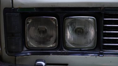 Antika araba farları dikdörtgen şeklindedir.