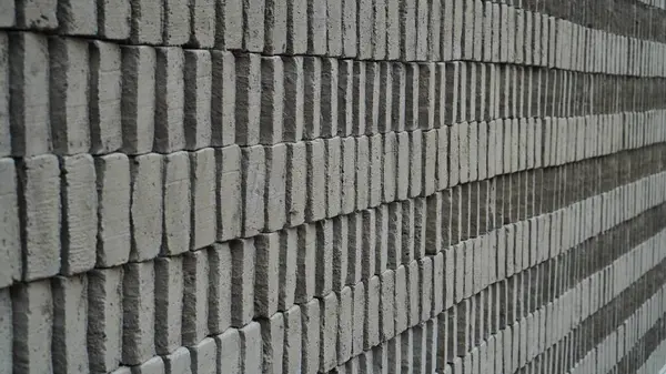 Çiğ tuğlalar üst üste düzgünce dizilmiş