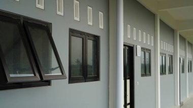 Bir binada cam pencereler ve hava sirkülasyon sistemleri.