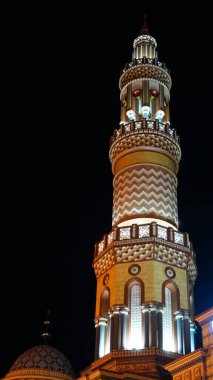 Gondanglegi, Malang, Doğu Java, Endonezya 'da beyaz ışıkları olan bir caminin minaresi..