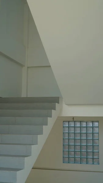 Çok katlı bir binanın duvarının yanındaki katlar arasında bağlantı kurmak için merdivenler..