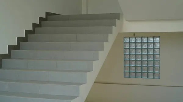 Çok katlı bir binada merdiven ve cam bloklar.