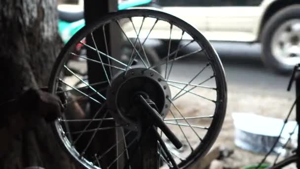 Reparationer Motorcykelhjul Utförs Manuellt Reparatör — Stockvideo