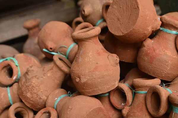 Clay sürahileri ya da eski Cava inanç törenlerini tamamlar. Çamurdan yapılmış kaba bir doku ve basit bir şekil..