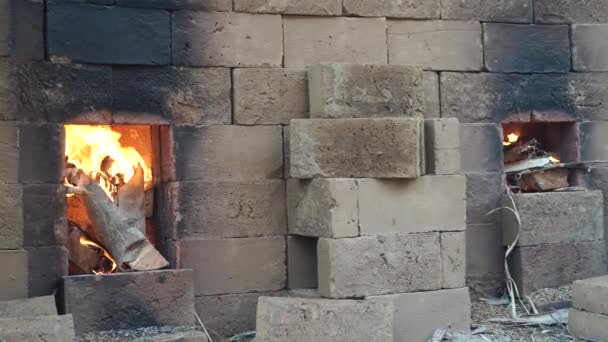 Proses Pembakaran Batu Bata Menggunakan Kayu Bakar Yang Dimasukkan Dalam — Stok Video