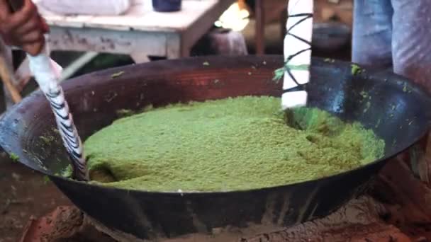 Jenang Dodol이라고 불리는 전통적인 인도네시아 케이크를 요리하는 나무에 연료를 공급된 — 비디오