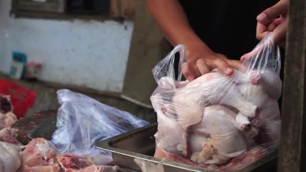 Wiegen Und Verpacken Von Hühnerfleisch Plastiktüten Während Des Kauf Und — Stockvideo