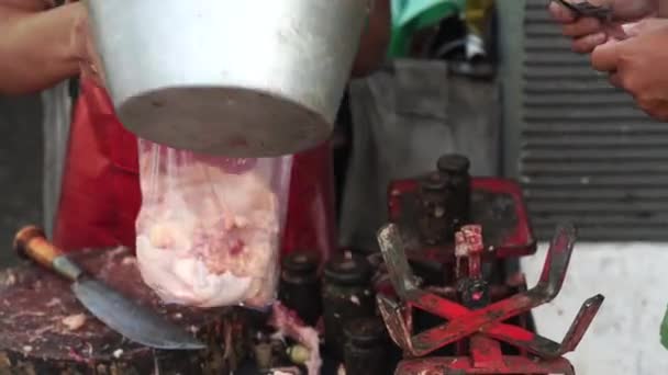 신선한 닭고기를위한 전통적인 시장에서 상인과 사이에 현금으로 구매하고 판매하는 — 비디오
