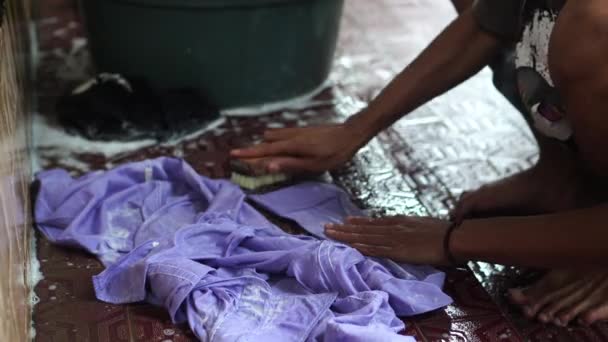 Osoba Pranie Szczotkowanie Ubrania Ręcznie Podłodze Łazience — Wideo stockowe