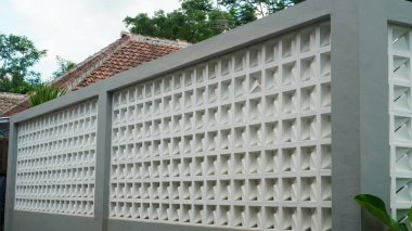 Çit duvarının kareli dokusu ya da parlak renkli çizelgesi var.