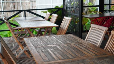 Kafe terasındaki boş masa ve sandalyelerde kimse oturmuyordu.