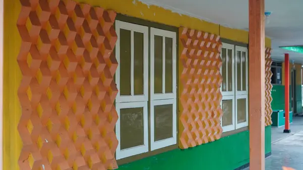 Şehirde desenli, desenli duvarları ve kapalı panjurları olan renkli evler.