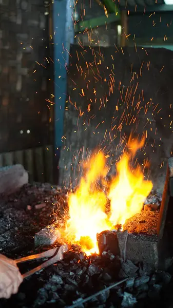 Demirci ocağında yanan odun kömürü alevi.
